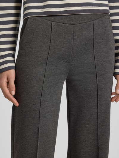 Vrouwenmodel draagt Hose met Längsnähten und elastischem Bund van Smith and Soul, Materiaalmix met viscose, regular fit, binnenbeenlengte 80 cm, bandwijdte 37 cm, Nahaufnahme taille en bovenbenen.