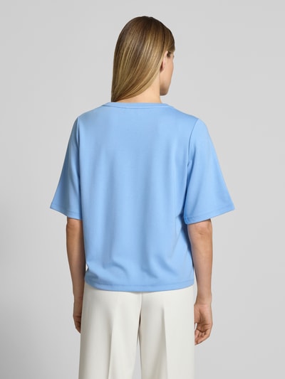 Frauenmodel trägt T-Shirt aus Viskose-Mix mit Paillettenbesatz von Milano Italy in Hellblau, glatte Textur, Ganzkörperansicht Rückansicht.