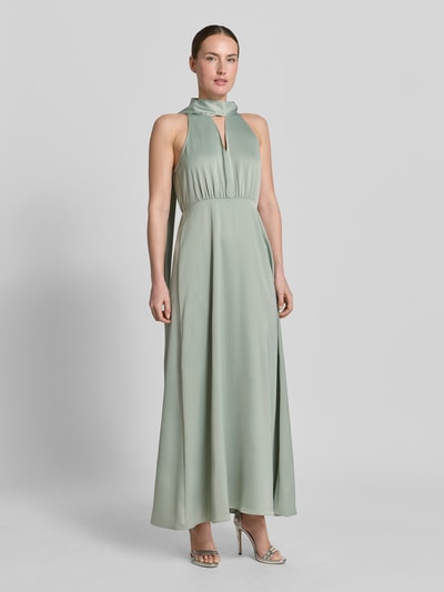 Frauenmodel trägt Maxikleid aus Satin mit Stehkragen Modell 'Thea' von YAS, Elastischer-Material-Mix, Tailliert, Ärmelloses-Design, Schlüsselloch-Ausschnitt, zartes Mintgrün, glatte Oberfläche, Ganzkörperansicht von vorne.