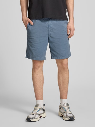 Männermodel trägt Shorts mit elastischem Bund Modell 'JAIDEN CARTER' von Jack & Jones aus Baumwoll-Elasthan-Mix mit Strukturmuster, Regular-Fit, Ganzkörperansicht von vorne.