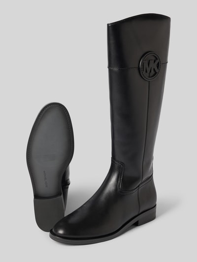 Produktfoto, czarne kozaki ze skóry naturalnej z zaokrąglonym czubkiem, zamek błyskawiczny, detal z logo, Model 'KIMMEE' od MICHAEL Michael Kors, wysokość obcasa: 3 cm, wysokość cholewki: 41 cm, szerokość w rozmiarze 40: 18 cm