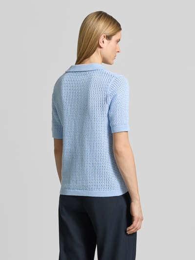 Vrouwenmodel draagt lichtblauwe gebreide pullover van puur katoen, relaxed fit, polokraag, V-hals, 1/2-mouwen, model 'DENEFA' van Soyaconcept, ruglengte maat S 66 cm, mouwlengte 28 cm, achterkant volledig zichtbaar, volledig lichaam rugaanzicht.