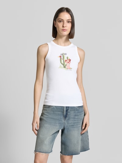 Frauenmodel trägt weißes Tanktop mit Motiv-Print und Ziersteinbesatz von Marc Cain, Baumwoll-Elasthan-Mix, Slim Fit, Ganzkörperansicht von vorne.