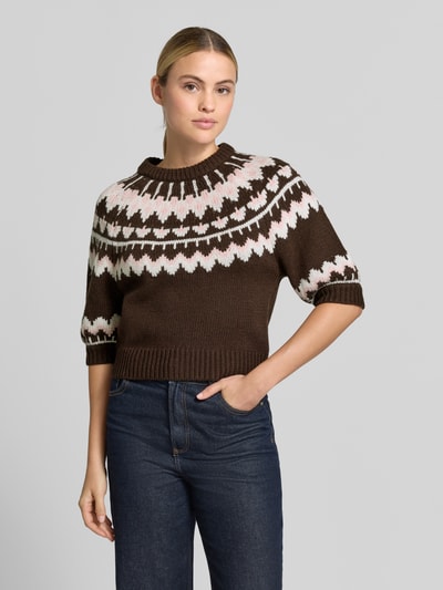 Modelka nosi sweter Regular Fit Pullover in Strick-Optik Model 'Jacquard' od Rich & Royal w brązowym kolorze z żakardowym wzorem, okrągły dekolt, rękaw o dł. 1/2, imitacja dzianiny, długość tyłu w rozmiarze S: 55 cm, długość rękawów w rozmiarze S: 39 cm, widok całej sylwetki z przodu.