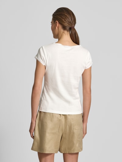 Frauenmodel trägt T-Shirt mit Rundhalsausschnitt von comma in Weiß, reine Baumwolle, Regular Fit, Feinripp, Rückansicht Ganzkörperansicht.