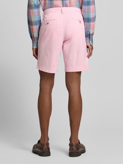Männermodel trägt Straight Fit Chinoshorts aus Baumwoll-Mix von Polo Ralph Lauren, Optik: Unifarben, Ganzkörperansicht Rückansicht