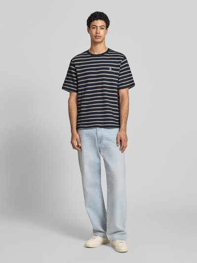 Männermodel trägt Strukturiertes T-Shirt mit Logostickerei auf der Brust von REVIEW in Blau mit weißen Streifen, Reine Baumwolle, Gerader-Schnitt, Rundhalsausschnitt, Label-Stitching, Lochstickerei, Strukturmuster, Rückenlänge bei Größe M 70 cm, Ganzkörperansicht von vorne.