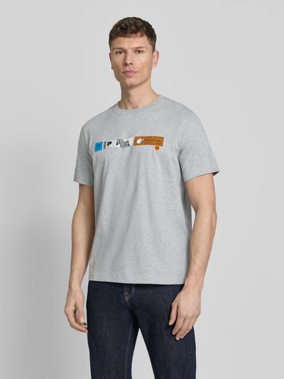 Männermodel trägt Regular Fit T-Shirt mit Label-Print von PAUL SMITH aus Reiner Baumwolle in Grau mit Rundhalsausschnitt, Ganzkörperansicht von vorne. Rückenlänge bei Größe M: 70 cm.
