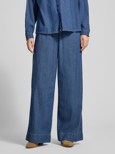 Frauenmodel trägt Wide Fit Jeans mit elastischem Bund Modell 'Archer' von ICHI aus reiner Baumwolle in Dunkelblau, Nahaufnahme Unterkörper.