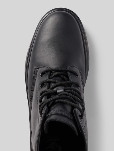 Produktfoto, schwarze Boots aus echtem Leder mit Label-Patch Modell 'Brookline Chukka' von Dr. Martens, abgerundete Form, strukturierte Profilsohle, Schnürverschluss, glatte Textur, Nahaufnahme Obermaterial, Kontext: Herren Boots, 4 cm Absatzhöhe, 14 cm Schafthöhe, 11 cm Schaftweite.