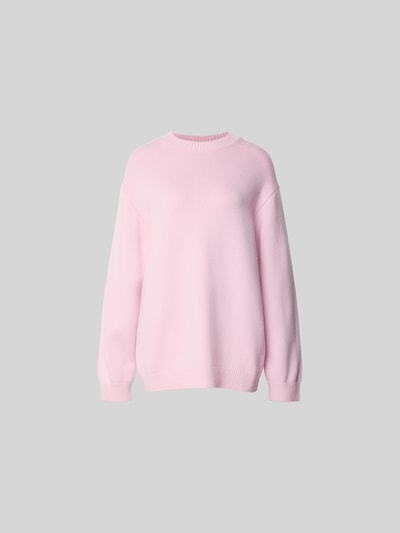 Produktfoto, Oversized Wollpullover aus Woll-Mix von Nanushka in zartem Rosa, Strick-Optik, Stehkragen, gerippte Abschlüsse, Rückenlänge 61 cm in Größe S