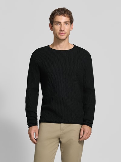 Mannenmodel draagt gebreide pullover met structuurpatroon Model 'BLUMASON' van JACK & JONES premium, puur katoen, recht model, ronde hals, labelpatch, kleur zwart, ruglengte maat M 68 cm, mouwlengte 66 cm, voorkant hele lichaam.