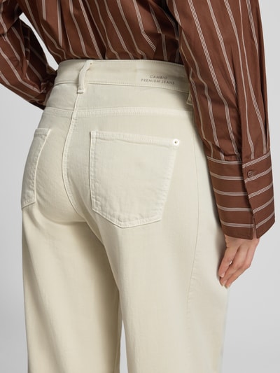 Frauenmodel trägt Wide Leg Jeans im 5-Pocket-Design Modell 'ORIA' von Cambio, cremefarben, Baumwoll-Mix mit Stretch-Anteil, Detailaufnahme Rückansicht.