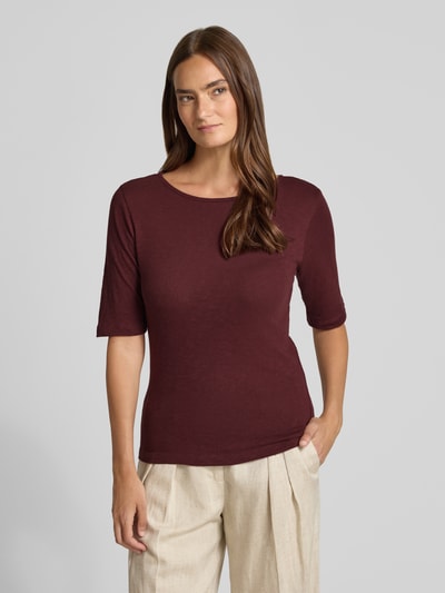 Frauenmodel trägt Damen T-Shirt mit U-Boot-Ausschnitt von Christian Berg Woman aus Reine Baumwolle, meliertes Design, Regular-Fit, Rückenlänge 58 cm bei Größe S, Ganzkörperansicht von vorne.