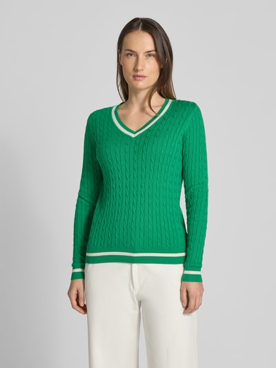 Vrouwenmodel draagt Slim Fit Longsleeve in Strick-Optik van Christian Berg Woman in groen met V-hals, katoenmix, elastische boorden, voorkant, bovenlichaam close-up.
