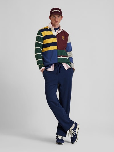 Männermodel trägt Regular Fit Sweatpants aus reiner Baumwolle von Polo Ralph Lauren in Dunkelblau, Sweatstoff, Logo-Stitching, Ganzkörperansicht von vorne.