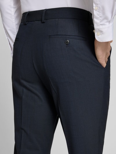 Männermodel trägt Slim Fit Anzug mit Schurwoll-Anteil Modell 'HUGE' von BOSS, feines Allover-Muster, Detailaufnahme Rückansicht.