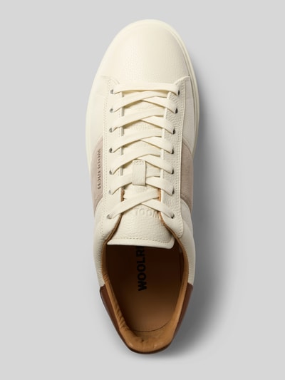 Produktfoto, Sneaker aus echtem Leder Modell 'Classic Court' von Woolrich, cremefarben, abgerundete Form, strukturierte Sohle, Label-Kontrastbesatz