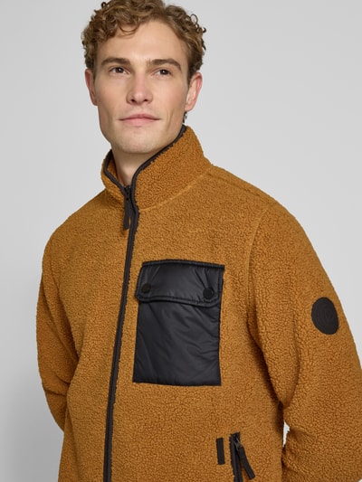 Männermodel trägt Regular fit jack met structuurpatroon, opstaande kraag, borstzak, ritssluiting, Model 'Peter' van Didriksons, Nahaufnahme Oberkörper
