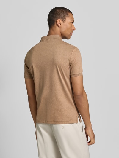 Männermodel trägt Regular Fit Poloshirt aus reiner Baumwolle von Polo Ralph Lauren in Optik: Unifarben, Ganzkörperansicht Rückansicht.