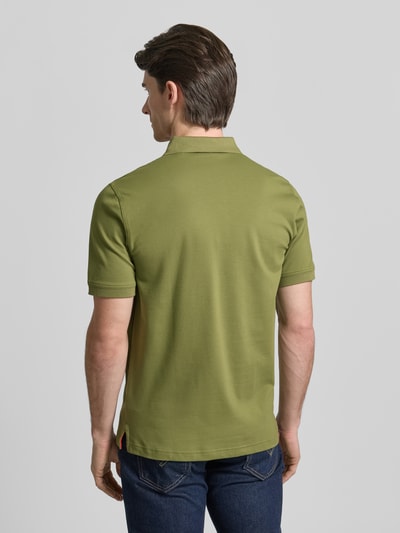 Männermodel trägt Regular Fit Poloshirt mit Logo-Stitching von Gant in Olivgrün, elastischer Baumwoll-Mix, Rückansicht Ganzkörperansicht