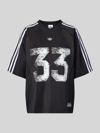 Produktfoto, schwarzes Regular Fit T-Shirt mit Logo-Stitching von adidas Originals, weiße Zahl 33 und Streifen, Damen T-Shirt