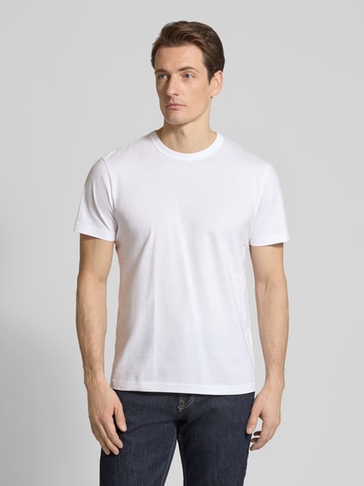 Männermodel trägt Regular Fit T-shirt uit puur katoen van Colmar Originals, heren, ronde hals, met korte mouwen, ruglengte maat M 70 cm. Ganzkörperansicht van voren.