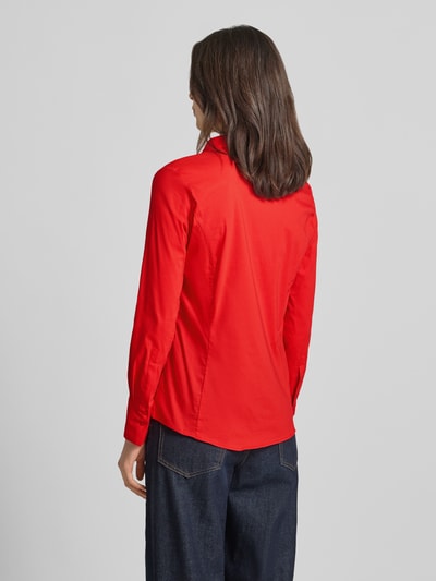 Frauenmodel trägt Regular Fit Hemdbluse in langärmeligen Design Modell 'Februar' von More & More aus elastischem Baumwoll-Mix in Rot, taillierte Passform, Rückenlänge 65 cm, Ärmellänge 60 cm, Hemdblusenkragen, durchgehende Knopfleiste, Ganzkörperansicht Rückansicht.