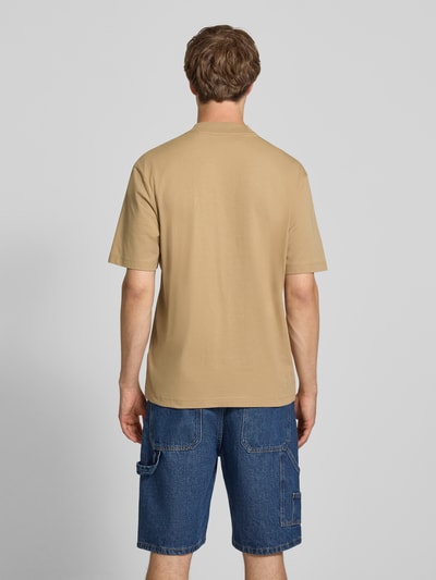 Männermodel trägt beiges Regular-Fit Herren T-Shirt aus reiner Baumwolle Modell 'NIEROS' von HUGO, mittlere Struktur, Ganzkörperansicht Rückansicht, Herren T-Shirt von HUGO Blue.