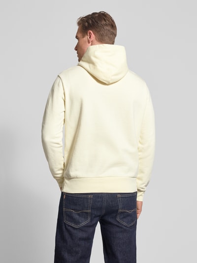 Männermodel trägt Relaxed Fit Hoodie aus reiner Baumwolle von Polo Ralph Lauren, effen kleuren, logodetail, kangoeroezak, capuchon met tunnelkoord, lange mouwen, mouwboord, rompzoom, sweat, puur katoen, ganzkörperansicht rückansicht.