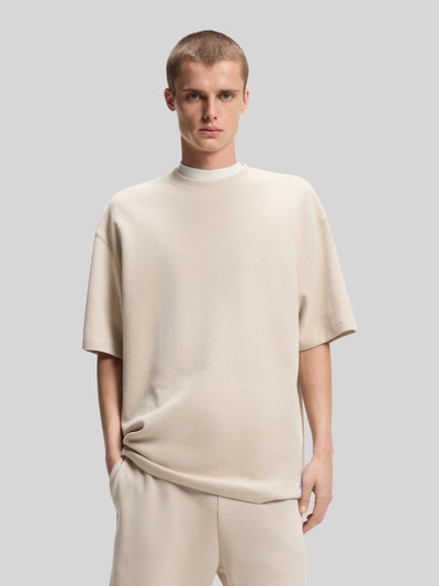 Männermodel trägt Relaxed Fit T-Shirt aus Baumwoll-Mix Modell 'NUWAFFLE' von HUGO, Optik: Unifarben, Struktur, Ganzkörperansicht von vorne