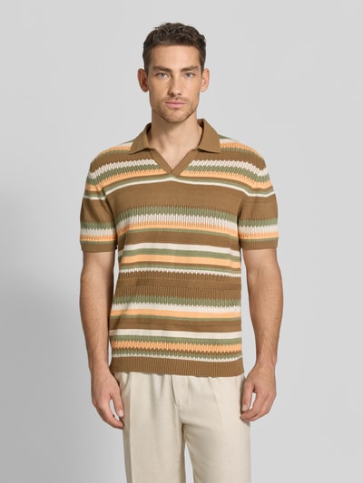 Männermodel trägt Strickshirt im Allover-Look mit Polokragen von MCNEAL, Reine Baumwolle, Regular-Fit, V-Ausschnitt, Ganzkörperansicht von vorne