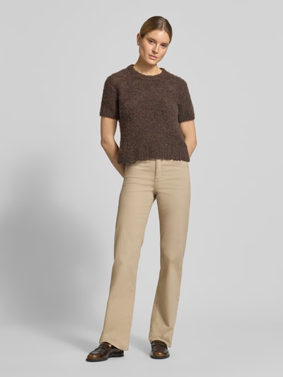 Frauenmodel trägt Bootcut Hose mit Eingrifftaschen Modell 'Lara' von Angels in Beige, Baumwoll-Mix mit Stretch-Anteil, Ganzkörperansicht von vorne.