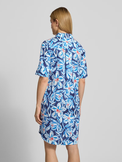 Frauenmodel trägt Knielanges Hemdblusenkleid im Allover-Look von WHITE LABEL, blaue und weiße Blumenmuster, Gerader-Schnitt, Reine Baumwolle, 1/2-Arm, Ganzkörperansicht Rückansicht.