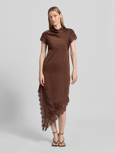 Kobiece model prezentuje A-linię sukienkę wieczorową z satyny model 'RITA' od Vero Moda, brąz, asymetryczny dół, widok z przodu, całe ciało.