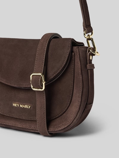 Produktfoto, Crossbody Bag aus reinem Kalbsleder Modell 'Big Sister' von Hey Marly, Główna przegroda z zamkiem błyskawicznym, odpinany pasek na ramię, detal z logo, Szerokość w rozmiarze 1: 26 cm, Długość w rozmiarze 1: 19 cm, Głębokość w rozmiarze 1: 7 cm, Długość paska na ramię w rozmiarze 1: 145 cm, ciemny brąz, zaokrąglone linie, matowa tekstura.