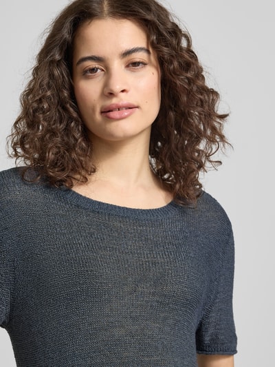 Frauenmodel trägt Regular Fit Strickpullover mit kurzen Ärmeln Modell 'SUNNY' von Only, unifarben, gerippt, Nahaufnahme Oberkörper.