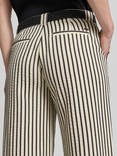 Frauenmodel trägt Wide Fit Hose mit Viskose-Anteil von Christian Berg Woman im Material-Mix, mit Abnehmbarem Gürtel in Flecht-Optik, Streifenmuster, mit Eingrifftaschen, Bundweite 42 cm, Innenbeinlänge 80 cm, Detailaufnahme Rückansicht.