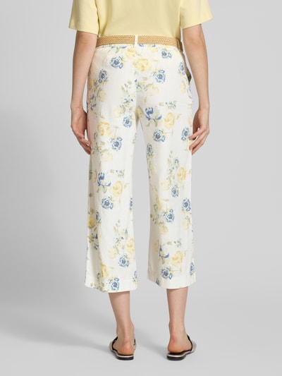 Kobiece modelka nosi Caprihose aus Leinen-Baumwoll-Mix mit Gürtel von Christian Berg Woman, jasne kolory, wzór w kwiaty, skrócony krój, Szerokość w rozmiarze 36: 38 cm, długość wewnętrzna nogawki 62 cm, widok całej sylwetki z tyłu