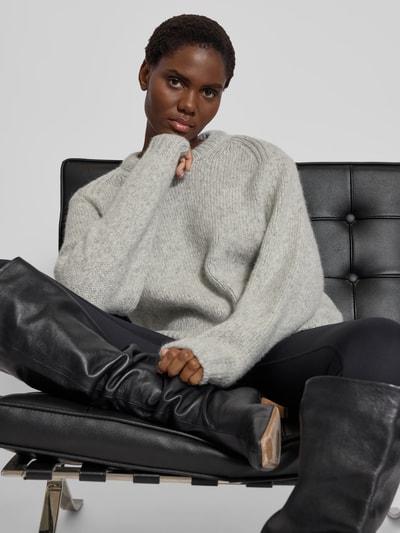 Frauenmodel trägt Pullover aus Alpaka-Mix mit Woll-Anteil von Closed in Grau mit Lockerer-Schnitt, Gerippte-Abschlüsse, Rundhalsausschnitt, Rückenlänge bei Größe S 53 cm, Nahaufnahme Oberkörper.