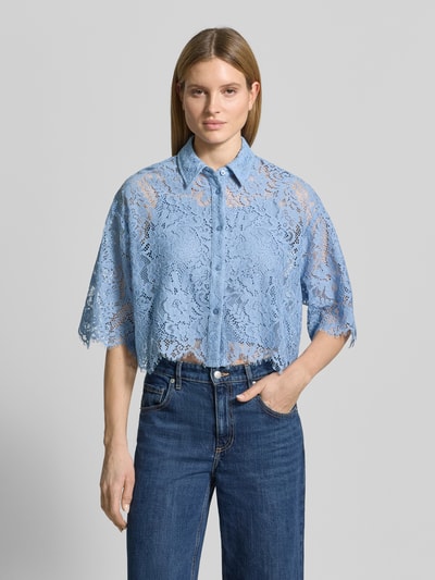 Frauenmodel trägt Bluse mit Spitze und Hemdblusenkragen von MICHAEL Michael Kors aus blauem Material-Mix, verkürzte Passform, semitransparent, Knopfleiste, 3/4-Arm, Ganzkörperansicht von vorne.