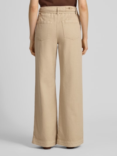 Frauenmodel trägt Wide Leg Jeans mit Eingrifftaschen von Luisa Cerano aus Baumwoll-Lyocell-Mix in Beige, Ganzkörperansicht Rückansicht.