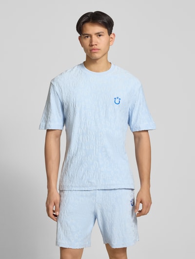 Männermodel trägt Regular Fit T-Shirt aus Frottee von Hugo Blue, Optik: Unifarben, Rundhals, Kurzarm, reine Baumwolle, Ganzkörperansicht von vorne.