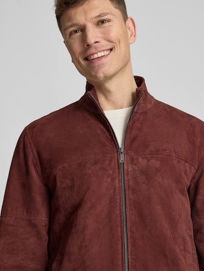 Männermodel trägt Regular Fit Lederjacke aus echtem Ziegenvelours Modell 'JIMMY-S' von Strellson, Optik: Unifarben, Nahaufnahme Oberkörper.