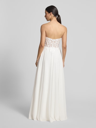 Frauenmodel trägt Maxikleid im Off-Shoulder-Look von Luxuar aus Chiffon mit Taillierter Schnitt und Stitchings, Rückenlänge 130 cm, Brustweite 40 cm, Ganzkörperansicht Rückansicht.
