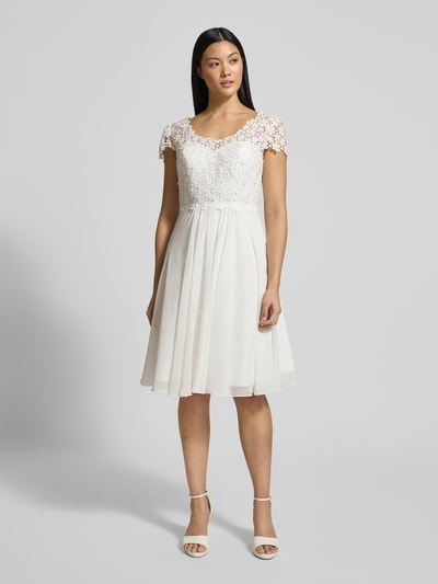 Vrouwenmodel draagt Cocktailkleid mit Rundhalsausschnitt und Perlen van Luxuar, wit, A-lijn, minijurk, parels, voorkant, volledige lichaamsweergave.