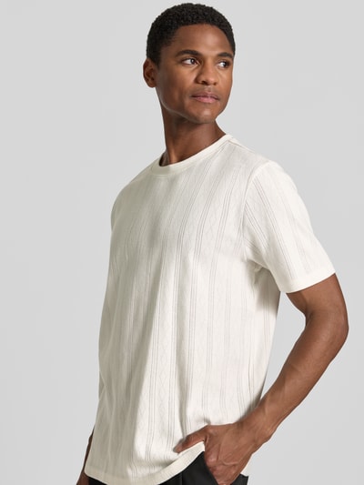 Männermodel trägt Regular Fit T-Shirt mit Allover-Loch-Stitching von JAKE*S STUDIO MEN aus Reine Baumwolle, Ganzkörperansicht von vorne.