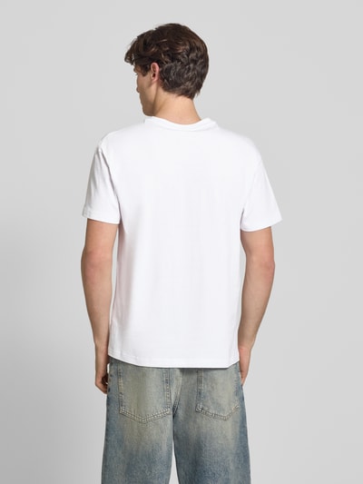 Męski model nosi T-Shirt mit Label-Stitching od BLKVIS, biała bawełna, krój regular fit, okrągły dekolt, długość tyłu 71 cm, Ganzkörperansicht Rückansicht.