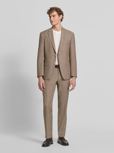 Männermodel trägt Slim Fit Anzug aus Schurwoll-Mix von HECHTER PARIS in Beige mit Reverskragen und Knopfleiste, Ganzkörperansicht von vorne.