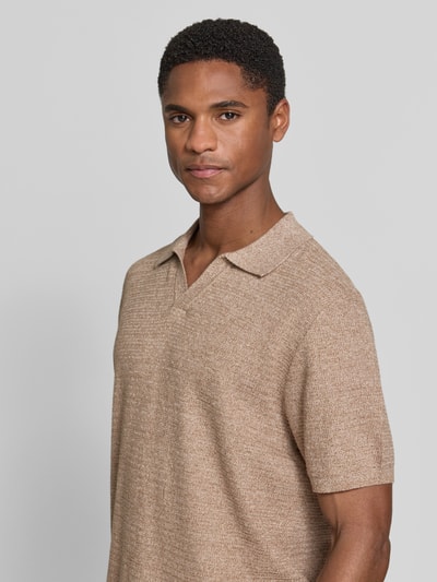 Męski model nosi Regular Fit Poloshirt in Strick-Optik od JAKE*S STUDIO MEN z bawełny, krótki rękaw, imitacja dzianiny, z przodu, zbliżenie na górę ciała